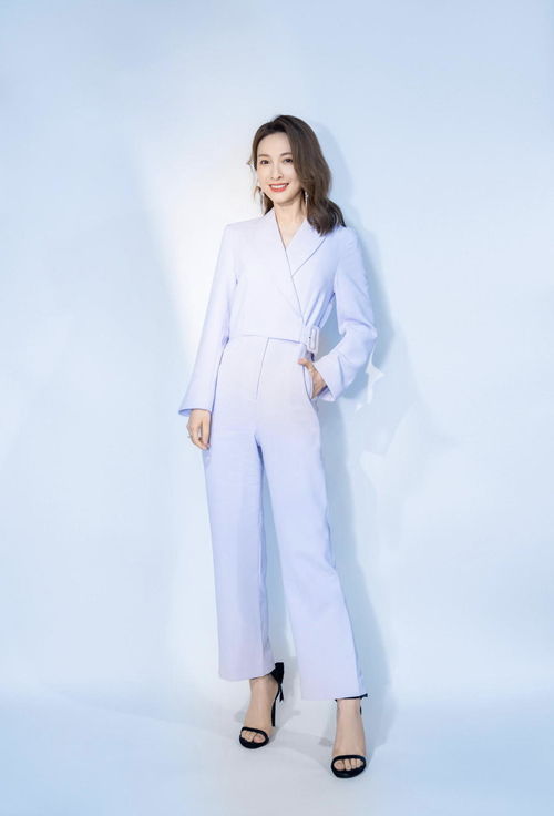 吴昕时尚穿搭 鹅黄色针织衫与黑色皮裙的温柔俏皮碰撞