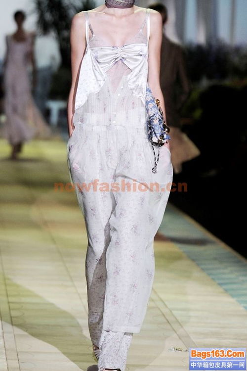 2010-2011春夏米兰与巴黎秀场女装连身装流行趋势解析