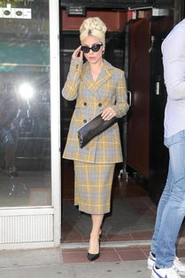 Lady Gaga纽约街头演绎时尚变装秀 从职场精英到歌舞女郎的奇幻之旅