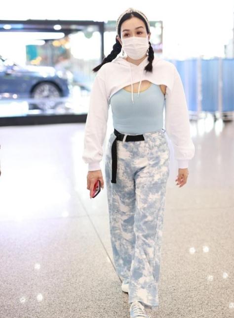 钟丽缇休闲装亮相机场，微胖身材展现自信风采